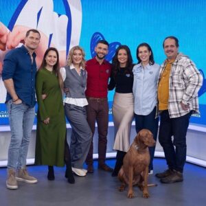 Kristína Kanátová Instagram - 25) Bolo mi veľkou cťou byť súčasťou tejto zbierky @nadaciamarkizaofficial 🤍 Keď som zistila, že sa nám s vašou pomocou podarilo vyzbierať neuveriteľných 118tisíc € pre deti, ktoré potrebujú denný stacionár, aby dokázali prežiť svoje ťažké duševné trápenia, rozplakala som sa. Veľmi. Ďakujeme vám🙏🏽

Ďakujem každému, kto berie duševné zdravie vážne. Kto sa nevysmieva z diagnóz. Kto neznevažuje doktorov, terapeutov a nedémonizuje lieky (rečami o ich návykovosti/o tom, že to je na celý život). Každá veta typu “si chorý/á na hlavu”/“blázon”/“magor”/“keď pôjdeš k psychiatrovi, rovno si ťa tam nechajú”/“z toho sa už nikdy nevyhrabeš”/“vzchop sa, však ti nič nie je” a podobne - niekoho môže fatálne ohroziť.

Neprispievajte, prosím k stigme a predsudkom🙏🏽 Neodrádzajte ľudí v kríze od vyhľadania pomoci. Nemyslite si, že keď ste prekonali ťažké veci vy, bez pomoci, ste silnejší a všetci by mali nasledovať váš príklad. Znamená to len to, že ste prekonali niečo ťažké bez diagnózy. Život s diagnózou je zápas, o ktorom možno nič netušíte. Zaujímajte sa. V opačnom prípade aspoň nepriťažujte zbytočnými nevyžiadanými radami. 

- To je ako keby ste radili výprave, ktorá nesie prsteň do Mordoru, že treba sa nejak manuálne zamestnať, okopávať zemiaky alebo tak. Však áno. Ale najprv treba poraziť Saurona. Niekto s tým svojím vnútorným démonom bojuje práve teraz. Myslím na vás a viem, že máte silu na všetko. Držím vám palce, aby ste ju v sebe našli a udržali. Každý, koho poznám, kto zažíval niečo podobné, vám fandí a tlieska, každý deň.👏🏽🙌🏽Zvládnete to.💪🏽 Verím vám! 

Keby niečo - @ipcko @ligazadusevnezdravie @nezabudka @hedepy @psychoterapia_sk @inly.sk @duse_nase /krízové linky pomoci

💙