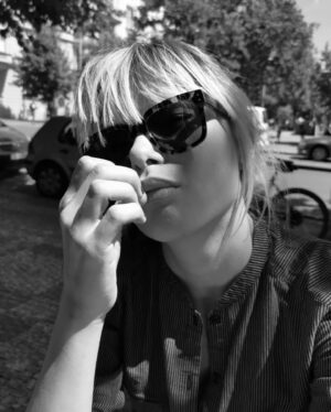 Kristína Kanátová Instagram - Keď nevidím nádej na lepšie zajtrajšky, pozriem sa z inej perspektívy.

#všetkosamení 
#ničnieječiernobiele 
#razsihorerazsidole
#peroxidodrastie
#novádoba #novárola