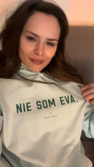 Kristína Kanátová Instagram - 23) Parádny Mikuláš🎁 Vďaka chalanom z @bratiska 🥺🫶🏼

1. tašku sme vytvorili v spolupráci s @bylinkari_um 🌿

2. mikinu s ľubovoľnými nápisom si môžete vytvoriť aj vy - pomocou konfigurátora na stránke bratiska.sk (“Nie som Eva” by mohol byť samostatný merch😂🤌🏽)

3. keď vám bude visieť náš print na stene, potešíte nás zdieľaním🤍 a ak vám náhodou chýba vhodný rám, aj ten zoženiete na stránke Bratiska.

Zľavový kódik bude o chvíľku k dispozícii pre poslucháčov Bylinkárium Premium na Toldo a BuyMeACoffee 🎄