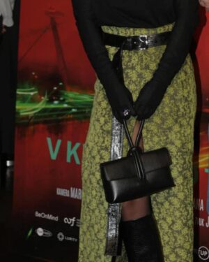 Kristína Kanátová Instagram - Slovenská premiéra bola pre mňa špeciálna aj vďaka kúskom z dielne @silvia_zrebna (sukňa, tričko, opasok)✨ Ďakujem💚 

@fentasy.film