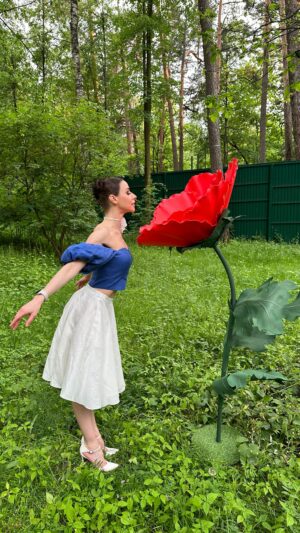 Kristina Kretova Instagram - Летом особенно хочется признаваться в любви 🥰 

А как часто вы это делаете?
Сегодня говорили кому-то: «Я тебя люблю» ?

Dress @ladarique 
Чокер @ostin_official