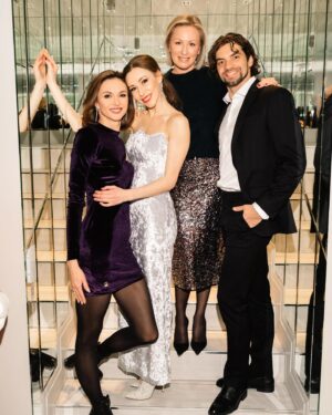 Kristina Kretova Instagram - Самый восхитительный день рождения 🌟
Часть первая 🫶

Огромное спасибо моим друзьям за этот подарок 🎁 
Как я счастлива была встретить мой Новый год с вами! Самые лучшие, самые веселые, самые искренние и любимые!!!

🫶🫶🫶🫶🫶🫶🫶

📸 @kuterin_roman спасибо за первоклассные фото ✨✨✨