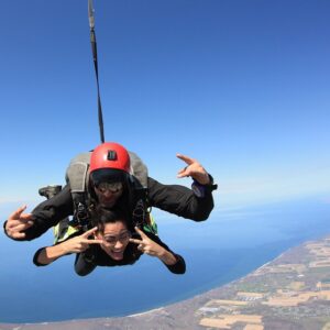 Kristina Reyes Instagram - KEEPIN' THE PEACE VIA 13,500 FT 👋🌏✌ #skydivelongisland