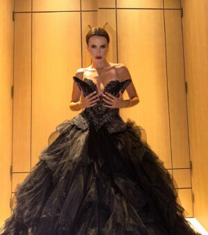 Kristiyana Yordanova Instagram - Elegance is the only beauty that never fades 🖤