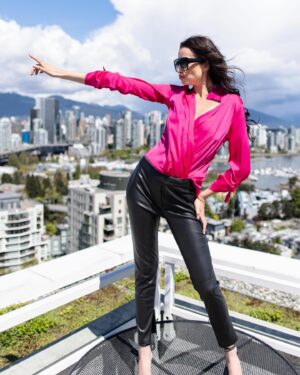 Kristiyana Yordanova Instagram - Be fearless in the pursuit of what sets your soul on fire ❤️‍🔥

#VancouverInfluencer
#VancouverStreetStyle
#FashionInVancouver
#VancouverBlogger
#fashion