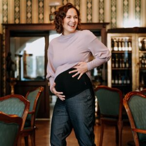 Kristýna Hrušínská Instagram - Dneska si napucneme břuchy husičkama a🍺plzeňské nebude chybět. Pro mě výjimečně jen jedno malé🙃 To bude BAŠTA!

A vše nejlepší všem Martinům!🍀

#svatomartinské #hody #pilsnerurquell #ubansethu

👗 @fraise_czechlabel 
📷 @jana_dyskantova 
🍺 @pivovarbasta