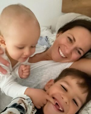 Kristýna Hrušínská Instagram - Ranní rozmazané, ale usměvavé váleníčko - mazleníčko.

#válendogrando