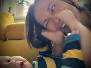 Kristýna Hrušínská Instagram - Když vám není úplně do skoku, není nic lepšího než pětiměsíční pidinožičky v obličeji 👣♥️

#jestlitonebudeláska