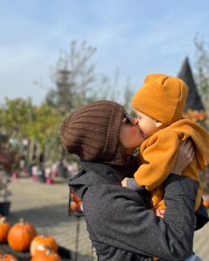 Kristýna Hrušínská Instagram - Pumpkin mode 🎃🍁🍂

#vhlavniroli #esito @esitocz 
#autumn