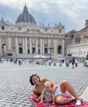 Kristýna Hrušínská Instagram - U svatého Petra na pikniku 🇻🇦🍇

#piazzasanpietro #vatican