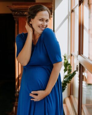 Kristýna Hrušínská Instagram - Dobré ráno☀️ 
Vítej 32. týdne!🤰

Opět jedna z focení pro @fraise_czechlabel 🍓 Kamila navrhla a ušila super pohodlné těhu šaty, které ovšem nejsou podmíněné těhotenstvím, abyste je mohly nosit😅
Děkuju za krásné fotky♥️
📷 @jana_dyskantova 

#32weekspregnant #fraise #holkanebokluk #tojefuk
@grandhotelprahapraha
