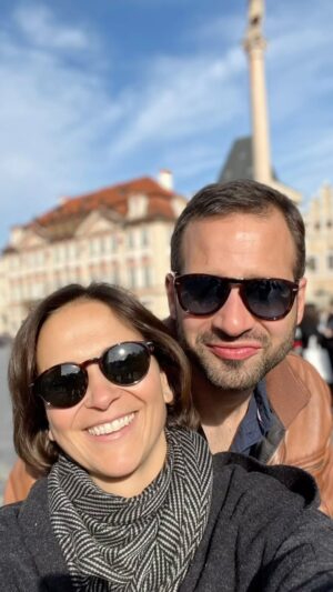 Kristýna Hrušínská Instagram - Strašně rádi cestujeme. Kamkoli a pořád. Pak se ale vrátíme z procházky po Praze a oba si svorně řekneme: “Ta naše Praha, ta nás vzala. Ty staré paláce, ty velebné chrámy!” 
A teď mě napadá, že jsme letos ještě nebyli U Pinkasů.🍺

#praha