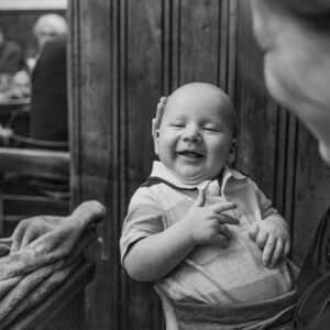 Kristýna Hrušínská Instagram - Poprvé U Zlatého tygra 🍺 
Kubíkovi se tam velice líbilo, dle fotky by prý zvládnul klidně tři kousky. Já myslím, že mu hladinka jednou za čas úplně stačí.😉

📸 @karel_may 
děkuju za foto😘

A pro hnidopichy, nebo pro ty, kteří by se nad tím pozastavili, nemyslete si, že chlastám, když kojím. Ano, pivo mám velice ráda (obzvlášť plzeňské), ale nejsem blbá🙂 však on zase příjde den, kdy si na plzínce s gustem čmeláka smlsnu🐝

Ps. pravda, že vodu jsem u Tygra nikdy dřív nepila (taky jsem tam nikdy dřív nekojila😅), ještěže mě tam mají rádi🧡
@u_zlateho_tygra