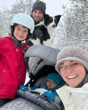 Kristýna Hrušínská Instagram - ❄️❄️❄️ 

Tak a kluci budou moct taky říkat: “Jó když jsme byli malí, to bylo všede tolik sněhu!” 😀⛄️

@matej_balcar #abylazima