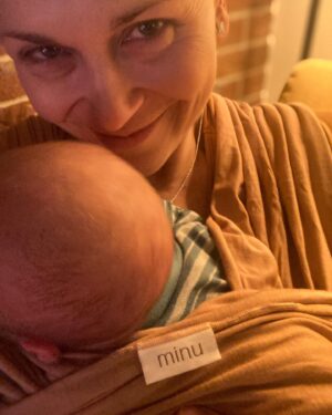 Kristýna Hrušínská Instagram - Dobré ráno!☀️

🎄Připravila jsem si pro vás spolu s @minubabywrap vánoční dáreček. Mám tady sváteční slevový kódík na šátky, které jsou vyráběny zlatýma, českýma ručičkama✌️z hladkého, jemného a ekologického materiálu. 
Kód jest na 15% a zní: kristy15