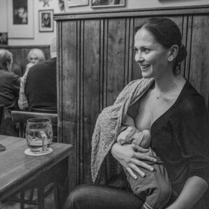 Kristýna Hrušínská Instagram - Poprvé U Zlatého tygra 🍺 
Kubíkovi se tam velice líbilo, dle fotky by prý zvládnul klidně tři kousky. Já myslím, že mu hladinka jednou za čas úplně stačí.😉

📸 @karel_may 
děkuju za foto😘

A pro hnidopichy, nebo pro ty, kteří by se nad tím pozastavili, nemyslete si, že chlastám, když kojím. Ano, pivo mám velice ráda (obzvlášť plzeňské), ale nejsem blbá🙂 však on zase příjde den, kdy si na plzínce s gustem čmeláka smlsnu🐝

Ps. pravda, že vodu jsem u Tygra nikdy dřív nepila (taky jsem tam nikdy dřív nekojila😅), ještěže mě tam mají rádi🧡
@u_zlateho_tygra