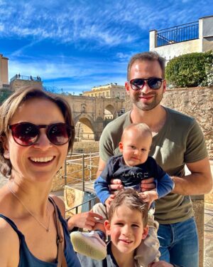 Kristýna Hrušínská Instagram - Španělsko ❤️🍾✌️ no je to krása! @hrusinska #vojtik #kubik #balcars #family #spain #ronda #malaga #trip #journey #eubeauty #eu #historical