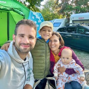 Kristýna Hrušínská Instagram - A je tu zas konec prázdnin. A tentokrát je to vážný. Máme mezi sebou totiž školáka🎓♥️ Tak ještě poslední výlet s nádechem velkých prázdnin a hybaj do škamen.

#camping #austria