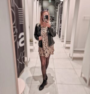 Kristýna Šebíková Instagram - Takový podzim se mi líbí 🤎🍂
Máte to stejně? Nebo už se nemůžete dočkat pořádné zimy? 🥶🧣

Outfit :
Brýle : @luxbryle.czsk
Kožená bunda : @sinsay
Šaty : @sheinofficial
Silonky : @dm_cesko
Boty : @deichmann.cz

#outfit2023 #outfitinspo #fashiontips#fashioninstastyle #dnesnosim #dnesnosimcz #ootdcz# #nudedress #blondehair #balayage #outfitcheck #sinsay #outfit #czechgirl #blondegirl #fitcheck #🤎 #autumnmood #autumnfashion #autumnvibes