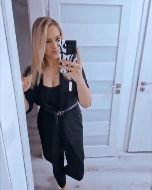 Kristýna Šebíková Instagram - #longtimenoselfie 😜
Aneb z tepláků do #jdunatridnischuzky 😅

#selfie #dnesnosimcz #ootdcz #fashioncollection #ootdfashion #dnesoblekam #blackfashion