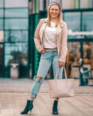 Kristýna Šebíková Instagram - V Olomouci mne oslovil fotograf, jestli neuděláme venku pár fotek. No a tady je první vlaštovka 📷🫶🏻

Děkuji 😌 Foto : Art Petros

#photo #photooftheday
#streetstyle #streetwear #moda #zivotnistyl #modniblogger #lifestyleinspiration #fashioninstastyle#lifestylebloggerlife #outfit2023 #outfitinspo #fashiontips #fashioninstastyle #lifestylebloger #modnitrendy #olomouc