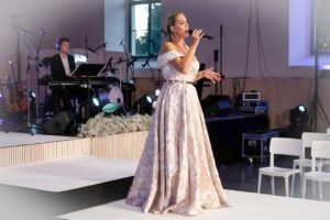 Kristýna Šebíková Instagram - Děkuji nejmilejšímu kamarádovi @arturkoff za fotky z našeho vystoupení na akci v @zamek_karlovakoruna 🫶🏻
Za nejkrásnější šaty děkuji @salonlapearl 👗

#zamekkarlovakoruna #karlovakoruna #kinskydalborgo #kinskyweddings #300letodzalozeni #zamekchlumecnadcidlinou #dress