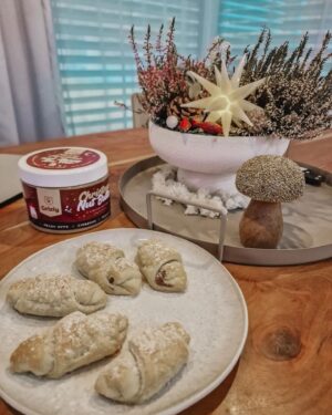 Kristýna Šebíková Instagram - Svatomartinské rohlíčky 🥐

Budete potřebovat pouze 250ml smetany ke šlehání nebo zakysané smetany, 250g měkkého másla a 450g hladké mouky.
Ze všeho uděláte Těsto, které dáte alespoň na hodinku do lednice.
Poté si Těsto rozdělíte na 4 části, každou vyválíte do kruhu a ten rozdělíte na 8 stejných částí.
Plníme tvarohem, nebo mletými oříšky, nutellou a nebo můžete použít arašídové máslo z vánoční edice @grizly.cz jako já 🤎

S kódy kristynasebcz nebo kristynasebsk máte na celý eshop slevu 😘

Užijte si Krásný víkend.
🫶🏻

#recept #receptyprodeti #recepty #svatomartinskerohlicky #svatymartin #pecemeslaskou #pecemedoma #rychlyrecept #recipe #recipeoftheday *dlouhodobá spolupráce