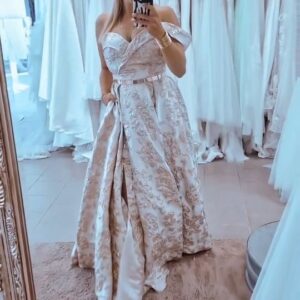 Kristýna Šebíková Instagram - Znáte ten pocit, kdy si zkoušíte xtery nádherné šaty a pořád to není ono? Už jsem si myslela, že budeme muset udělat kompromis a pak přišla Míša s tím, že tu má ještě jedny.... A byly to ony 🤩 láska na první pohled 🤍
Holky, pokud nevíte kam pro společenské či svatební šaty = @salonlapearl je tou správnou volbou 🤍

PS. : tu kapsu miluju 🤩

#spolecenskesaty #svatebnisaty #svatebnisalon #saoonlapearl #dress #weddingdress #wedding #princess *spolupráce