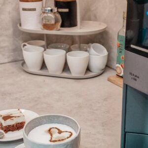 Kristýna Šebíková Instagram - Když jsem viděla u @rendyordinarylife novinku, servírovací stojan z @ikea_cesko, přesně jsem věděla, kam bych ho využila. No a když byl dnes Peťa pracovně v Praze, tak dostal velký úkol 🤩 co na něj říkáte? Líbí se vám změna našeho kávového koutku? ☕ 🤍

Najdete jej pod názvem : Sommaroga a stojí 399,-

#predapo #kavovykoutek #coffeetable #coffe #kuchyne #kuchyně #inspiracebydleni #bydleniinspirace #ceskebydleni #moderninterior #moderninteriordesign#modernidum #scandihome #myhome #scandinaviandesign #scandiboho #ikeacesko #ikeacz #zivotnistyl #fyp #reelstagram #ikeahack #olawihlborg #setoupeče