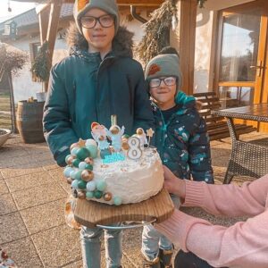 Kristýna Šebíková Instagram - Dnes je Tvůj den, Peťulko 🤍👨‍👩‍👦‍👦
#8let #milujemete #🤍
