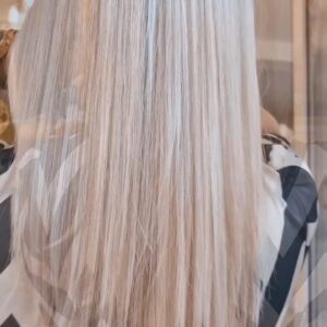 Kristýna Šebíková Instagram - Dneska vás vezmu s sebou do @salonpetrakoppova na nové vlásky. Po aplikaci růstových sér rostou jako z vody a tak byla potřeba opět oživit barvičku 🤍a vidíte ty nové vlásky? 🤩 Mám je takto po celé hlavě 🤗 důkaz místo slibů, že to za tu trpělivost opravdu stojí 🙏
Děkuji opět za úžasnou péči @nikous_k 😌

#melir #vlasy #myhair #blonde #blondehair #balayage #zdravevlasy #vlasykorunakrasy #salonpetrakoppova #hradeckralove #blondynka
#blondebalayage ##hairtransformation #hairlove  spolupráce