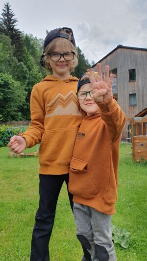 Kristýna Šebíková Instagram - Náš kouzelný víkend ve Ski & Mtb Apartments Vrchlabí ⛰️🤍
Pokud přemýšlíte kam na dovolenou, tak mám pro vás jedno doporučení 😊 v srdci Krkonoš je tolik nádherných míst, kam můžete zajít, že bylo těžké vybrat.
*  původně jsme měli namířeno na Sněžku, ale počasí na hoře nám nepřálo, tak jsme vyrazili na @stezkakorunamistromukrkonose, pokud vám nedělají výšky dobře, tento tip nebude nic pro vás 😅 a to mluvím z vlastní zkušenosti 😅 ale děti a tatínek si to moc užili, já příště počkám někde dole s panakem v ruce 🤭
* Muzeum Krkonoš, nachází se přímo v centru Vrchlabí
* @aquacentrum_vrchlabi
* @vrchlabizije na tomto profile najdete plno skvělých tipů, kam můžete vyrazit a kde a kdy se jaká akce děje 👍
* a pokud jste milovníci filmu S Tebou mě baví svět, tak 8min od Vrchlabí je chata Apalucha, které jsem věnovala předchozí video 🏡
* pokud rádi lyžujete, kousek od resortu je @skibubakov.cz

Ubytování jsme byli v nádherném apartmánu, který byl dokonale vybavený vším, na co si jen vzpomenete, ráno nás čekaly snídaňové koše plné dobrot a k odpočinku výběr ze 3 variant wellnes s vířivkou a saunou.
Přímo naproti našemu apartmánu bylo dětské hřiště, které jsme si vychvalovali nejen při sledování hokeje 😊🏒
Ke každému apartmánu patřilo parkovací stání a samostatný sklepní prostor pro uchování vybavení nejen na lyžařskou sezónu.

Na profilu  @aidevelop naleznete několik apartmánů, které čekají na své majitele, jedná se o investiční prodej. Více informací naleznete na mém profilu v záložce Vrchlabí, kde jsem sepsala veškeré informace 🤍

Děkujeme @aidevelop za pozvání 🤍
#vylet #hory #apartmany #vyletsdetmi #kamnavylet #krkonose #vrchlabi #steboumebavisvet #apalucha #lyzovani #skiareal #investice #inspirace #rodina #rodinnyvylet *spolupráce