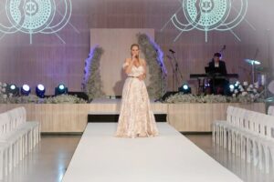 Kristýna Šebíková Instagram - Děkuji nejmilejšímu kamarádovi @arturkoff za fotky z našeho vystoupení na akci v @zamek_karlovakoruna 🫶🏻
Za nejkrásnější šaty děkuji @salonlapearl 👗

#zamekkarlovakoruna #karlovakoruna #kinskydalborgo #kinskyweddings #300letodzalozeni #zamekchlumecnadcidlinou #dress