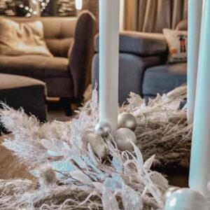 Kristýna Šebíková Instagram - Letos jsem chtěla vyzkoušet něco nového a udělat adventní věnec z pampove trávy byla výzva 😅 ale není to nic hrozného, zvládnete to levou zadní 🤍

Jak se vám líbí?
Malá ráda, když si trávu před tvořením trošku namokřítex bude se s ní lépe pracovat a pak jen zafixujete lakem na vlasy 🤍
Tento věnec bude sloužit pouze jako dekorace, nebojte 🫶🏻

#adventnivenec #christmaswreath #wreath #vanocnidekorace #pampovatrava #diy #inspiracebydleni #bydleniinspirace #ceskebydleni#moderninterior