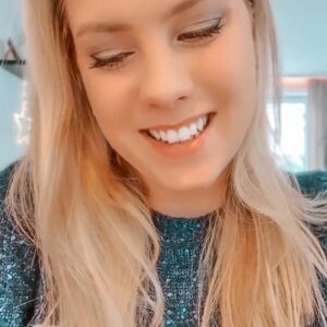 Kristýna Šebíková Instagram - Určitě jste viděli vitální videa na lesk na rty se třpytkami od @dior, tak mám pro vás levnější variantu, která udělá stejný efekt 🤍
Jedná se o lesk od @ciatelondon Glitter Flip. Aplikace je jednoduchá a když promnete po cca minutě rty, vytvoří se nádherné třpytky. Co vy na to? Vyzkoušíte? 😊 💄

#tio #beautytip #makeup #diormakeup #diorlipstick #ciate #ciatelondon #totonenispoluprace
