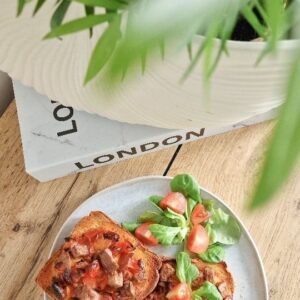 Kristýna Šebíková Instagram - 🍕 Mini toastové pizzy 🍕

Opět velmi rychlé, jednoduché a tak dobré 🤩

Potřebujete:
 2-3 vejce
Šunku, slaninu nebo špekáček jako jsem použila já
Nakrájená rajčátka
Strouhaný Sýr (já použila plátkový, ale strouhaný je lepší 🙈)
Sůl, pepř a koření na pizzu @grizly.cz
Toastový chléb
Kečup na potření

Vše smícháme dohromady a pokládáme na kečupem potřený 🍞, dáme na 10-15minutek do horkovzdušné fritézy @cosoricz na 200° a máte hotovo 🤩 😚🍕

Dobrou chuť 🧡

#recept #receptyprodeti #rychlyrecept #pizzapizzapizza
#pizzatoast #horkovzdusnafriteza #rychlyobed #svačinka #tipproneblboumamu *spolupráce 🫶🏻