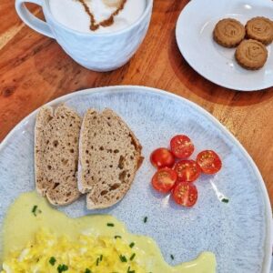 Kristýna Šebíková Instagram - Recept na nejlepší míchaná vajíčka 🤌
Dejte mi vědět, jak vám chutnalo a sledujte mě dál pro další tipy nejen z kuchyně 😘
Nádobí @beliani.cz : 16dílná sada kameninového nádobí světle šedá SESAME
S kódem KRISTYNAS máte slevu na celý eshop 😘

#recepty #recept #michanavejce #vajicka #snidane #zivotnistyl #snídaně #snidanejezaklad #vajickaksnidani #recipe #mybeliani