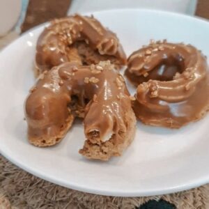 Kristýna Šebíková Instagram - Recept na oříškové rohlíčky s čokoládou :

• 150g mleté vlašské ořechy ( kupuji na @grizly.cz) 
• 150g moučkový cukr
• 50 g polohrubá mouka
• 1 ks vejce
Vše smíchám mokrýma rukama dohromady, pokud se bude těsto lepit, přidejte mouku. Valíme rohlíčky a dáváme na plech. Troubu dáme na 180' a pečeme 15min. Do zlatova. Rohlíčky nabydou na velikosti, tak na to při válení myslete :) 

▪️ Krém 

• 200 g moučkový cukr
• 2ks vejce
• 200 g máslo
• 50g tuk

Ve vodní lázni si vyšleháme vejce s cukrem a necháme zchládnout. Zvlášť utřeme máslo se 100% tukem (krém je pevnější, než jen s máslem a lépe drží tvar). Zašleháme do vychladlé směsi. Nakonec opatrně přidáme rum a vyšleháme do hladka 

▪️ Poleva 

• čokoláda na vaření ( používám belgické karamelové kolečka z @grizly.cz) 
• tuk
Rozpustíme nad párou. 

Rohlíčky necháme vychladnout, poté potravinovým sáčkem zdobíme krémem. Dáme ztuhnout do lednice. Poté namáčíme rohlíčky do čokolády. Můžete ještě dozdobím, nebo necháte jen tak 🤍

💸 Sleva na celý eshop @grizly.cz : kristynasebcz nebo kristynasebsk

#reels #reelsrecipe #recept #receptyprodeti #vánočnícukroví #cukrovi #recepty #inspiracebydleni #dnespecu #dnesvarim #vanoce #vánoce #christmasiscoming #christmas