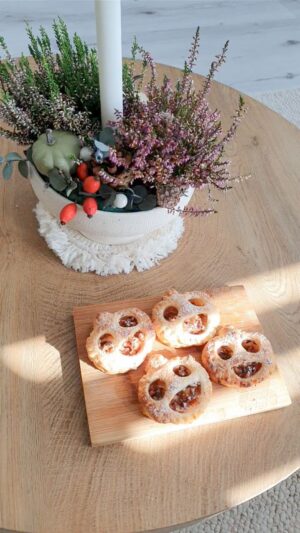 Kristýna Šebíková Instagram - HALLOWEENSKÉ DÝNĚ Z LISTOVÉHO TĚSTA A JABLÍČEK 🍎🎃
Recept ve videu 😘 nezapomeň si video uložit, ať se k němu můžeš kdykoli vrátit ❤️
Omlouvám se za konec, nevešlo se 😅🙈

✔️Sleva na celý eshop @grizly.cz : kristynasebcz nebo kristynasebsk 

#recept #receptyprodeti #halloween #halloweenrecipe #autumn #tipproneblboumamu #prodeti #dyne #halloweenskadyne #recipe #halloweenrecipe #forkids #setoupeče