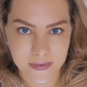 Kristýna Šebíková Instagram - Nalíčená nebo nenalíčená?
Tajemství je #permanentnimakeup a když se udělá opravdu kvalitně, ani ho nepoznáte 🤩
Meziřasová linka je tak jemná, že jen decentně olemovala víčko. A obočí? Díky technice  #microblandig vypadá jakoby bylo moje. Dnes jsem 5 den po aplikaci, 5 den bez líčení, bez kterého bych si nedokázala představit vyjít ven 🙈 a díky #pmu už ten problém nemám 🤍
Děkuji nešikovnější Žanetce ze @salon_perfectacademy 🤍
Pobočky najdete jak v Praze tak v Hradci Králové a objednat se můžete nyní i online 🤩

#permanentnimakeupoboci #mezirasnilinka #pmueyeliner #pmubrows #makuep #beautytip #mezirasovalinka #pmumakepermanentemakeup #beuatycare #beautybloggers #zena #prozeny *dlouhodobá spolupráce 🫶🏻