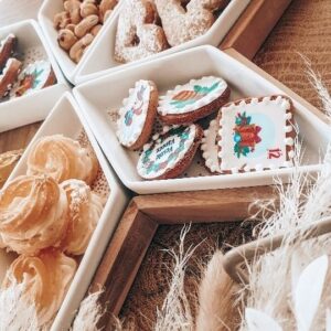 Kristýna Šebíková Instagram - Recept na úžasné věnečky ✨
Budete potřebovat :

• Sůl 
• 3 vejce
• Mouka polohrubá 150 g 
• Pudink vanilkový 2 ks 
• Mléko 530 ml 
• Cukr moučkový 150 g 
• Máslo 300 g

Do hrnce dám vařit 250 ml vody se solí a 100 g másla. Až se máslo zcela rozpustí, přisypu 150 g polohrubé mouky a pečlivě míchám, dokud se nezačne těsto  přichytávat ke dnu. 

Hrnec sundám z plotny, nechám těsto vychladnout nejlépe na 70' (používám kuchyňský teploměr) pak do těsta v robotu postupně vmíchám 3 vejce (každé zvlášť).  Vznikne husté, hladké a táhlé těsto. 

Troubu předehřeju na 180 °C. Těsto dáme do cukrářského sáčku. A na plech děláme věnečky (vždy dělejte 2 kolečka navazující na sobě). 

Věnečky peču asi 30 minut. Během pečení troubu neotvíráme. Upečené věnečky nechám vychladnout, nejlépe do druhého dne. Pak je rozřízneme pilkovým nožem a naplníme, pomocí cukrarskeho sáčku, krémem. 

▪️Krém
Uvaříme v 500ml 2 puding a necháme vychladnout. V robotu 200g změklého másla vyšleháme s cukrem do pěny ( dávám 6 polévkových lžic) a poté postupně přidáváme puding. Do Krému můžeme přidat i Vanilkový extrakt (kupuji na @grizly.cz) nebo rum. Záleží na tom, co máte rádi. 

Hotové věnečky dáme do lednice, nebo na místo, kde je chlad, aby krém hezky ztuhnul.

Dobrou chuť 😘

💸 Slevové kódy :
@grizly.cz : kristynasebcz nebo kristynasebsk
@scandishop.cz Kristyna10

#recept #receptyprodeti #recepty #cukrovi #vanocnicukrovi #venecky #vanoce #vánoce #vanocniinspirace #christmastime #christmasiscomingsoon