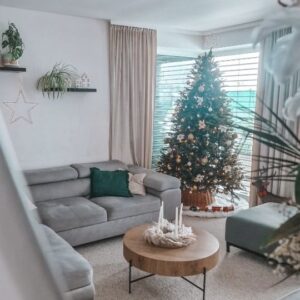 Kristýna Šebíková Instagram - Tohle video jsem dělala před pár lety a strašně mě to bavilo 🤩 a jelikož máme nový stromeček, tak to chtělo obnovit 🎄
Krásný druhý advent 💫

Girlanda pod TV
Světelná hvězda
Vánoční sob
Koberec pod stromečkem
Světelný led stromeček za oknem
@beliani.cz

Sleva do konce roku s kódem KRISTYNACZ10

#reels #christmastime #christmasiscomingsoon #christmastree#homeinspo #christmasreels #counterstrike #beforafter *dlouhodobá spolupráce