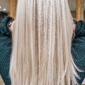 Kristýna Šebíková Instagram - Vím, že tyto videa milujete, tak snad vám se bude i moje #predapo ze salonu @salonpetrakoppova líbit 🙏😍

Fotky jsou bez úpravy.

Opravdu, nepodceňujte výběr vašeho kadeřníka, protože když si dáte záležet, tak při každé návštěvě nebudete poslouchat, že je třeba hodně ostříhat, že máte vlásky slabé, nebo že potřebují kvalitnější péči. Nepotřebujete drahé produkty, opravdu už dávno neplatí, že čím dražší - tím lepší. Naopak. Zaměřte se na složení ne na to, jak velkou reklamu má značka na instagramu. Já se nechala nalákat a po 2 letech jsem zjistila, že složení daných produktů stojí, slušně řečeno, totálně za Prd! Pomohla mi Aplikace 🌸 INCI BEAUTY. Je zdrama a až 90% značek vám ukáže, jak si se složením vedou. A víte co? Ta, co se tady propaguje ve velkém byla jedna z nejhorších. 😔 Změnila jsem Kosmetiku, už přes půl roku jsem věrná značce @lobeylabs a na kvalitě to bylo ihned poznat. Také mají velký podíl na kvalitě i mé pravidelné návštěvy ve @vlasova_klinika 🤍  ale o ní zase příště 😚 🤍

Děkuji za Vaši úžasnou péči @salonpetrakoppova
A @nikous_k 😚

#reelstagram #reel #hairtransformation #beforeandafter #hair #blondehair #blonde#blondegirl #beautybloggers #beautytip #salonpetrakoppova * dlouhodobá spolupráce