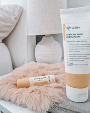 Kristýna Šebíková Instagram - Vánoční výzdoba už je téměř sklizená, ale v ložnici si ji ještě chvíli necháme 🤍✨
10% Sleva na celý eshop @lobeylabs
Vám platí už jen do středeční půlnoci (10.1) : kod : KRISTY10

Girlanda a hvězda, koberec : @beliani.cz
Povlečení z mikroplyše : @povlecenimatejovsky

#loznice #bedroom #spalna #inspirace
