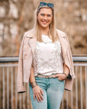 Kristýna Šebíková Instagram - Krásný pátek všem 🌺
Dneska jdeme na @ewa_farna93, tak s kým se tam potkáme? 🙋🏼‍♀️

📸 Petros Art 

#víkend #pátek #jaro #springvibes #springfashion #springday #beigeaesthetic #blonde #dnesnosimcz #ootdcz #fashioncollection #ootdfashion#dnesoblekam