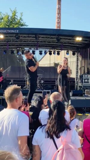 Kristýna Šebíková Instagram - Děkuji 🙌 🤎

@raegoreal a @navinofest 🥂
🎸@ruzty_van_mnc
🥁@janfrohlichbubny

 #jakoty #raego #festival #navinofest #music #livemusic #musicvideo #czech