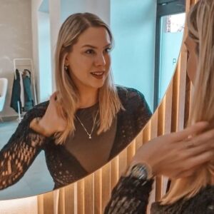 Kristýna Šebíková Instagram - Moje dnešní návštěva v @salon_perfectacademy, který najdete nejen v Hradci Králové, ale i v Praze v Holešovicích.
V Červnu to budou 2 roky, co jsem byla u Žanetky na první aplikaci permanentního makeupu poprvé a tak už chtělo obočí trošku oživit. Dlouho jsem pokukovala i po meziřasní lince, takové, aby vypadala přirozeně a jen lehce podrtrhla linii řas. Žanetka je neuvěřitelně precizní a vím, že se u ní nemusím bát, že bych odcházela nespokojená. Neváhala jsem ani chvilku a už jsem byla odlíčená. Nemusíte se vůbec ničeho bát, celá aplikace trvá asi hodinku a znecitlivuje se anestezii. Pokud nosíte čočky jako jako já, určitě doporučuji si je na aplikaci sundat. Teď mne budete týden vídat nenalíčenou, dokud se mi linka a obočí nevyloupe. A pokud jste světlý typ jako já a víte, že bez řasenky nedáte ani ránu, Žanetka vám řasy před aplikací i nabarví 👌 prostě luxus 🤍
Za @salon_perfectacademy dávám ruce do ohně, a slibuji, že budete odchazet nadšení a vždy se rádi zase vrátíte ❤️

#promena #pmu #permanentnimakeup #permanentnimakeupoboci #mezirasnilinka #pmueyeliner #pmubrows #makuep #beautytip #zivotnistyl #beautybloggers #beautyaddict *dlouhodobá spolupráce 🫶🏻