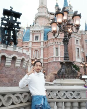 Krittanai Arsalprakit Instagram - I kept dreaming of a world I thought I’d never see. And then, one day I got in... 

#nmamemoryinchina 
#shanghai #disneyland 
#shanghaidisneyland