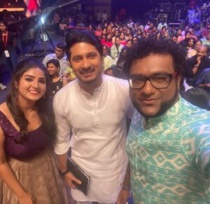 Krittika Pradeep Instagram - With two amazing singers 🥰 @haricharanmusic & @arvindvenu 

Mazhavil Music Award Show