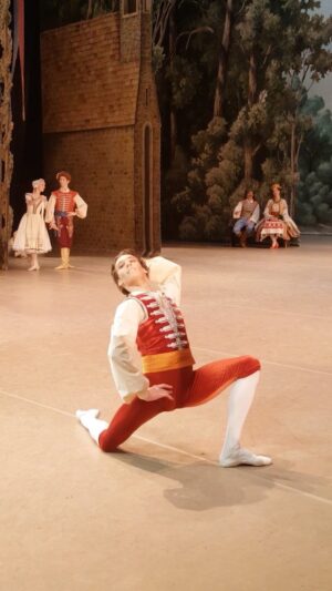 Ksenia Zhiganshina Instagram - ❤️ Клим ! @efimov_klim 
Вариация Франца из балета Коппелия ! 

#bolshoitheatre#KlimEfimov#ballet#coppelia#newvideo#variation